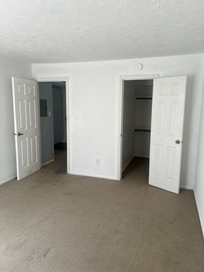 Building Photo - One Bedroom Condo For Rent