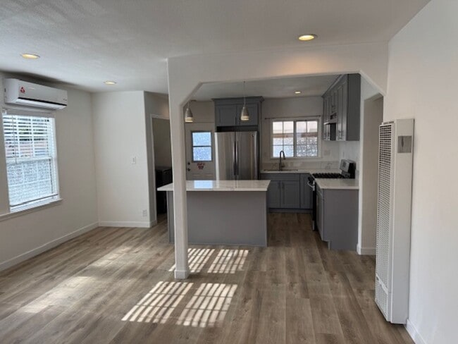 Building Photo - Beautiful 3 bedroom 2 bath HOME... no expenses spared!  Washer/Dryer... A/C Splitters... on a sle...