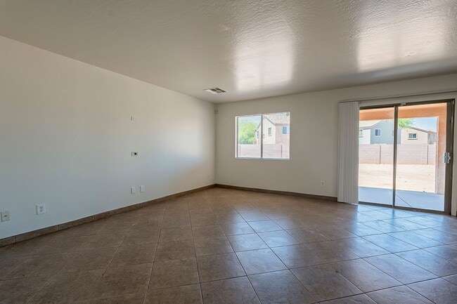 Building Photo - 4 Bedroom home for rent