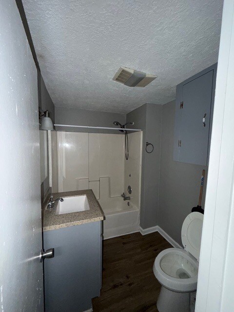 Building Photo - 570 Dewey Rd