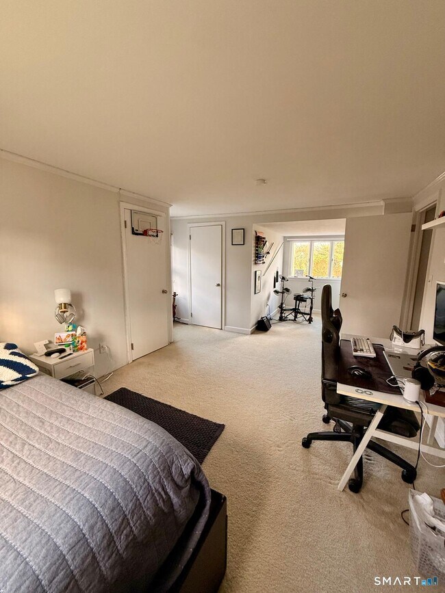 Building Photo - 12 Belaire Dr