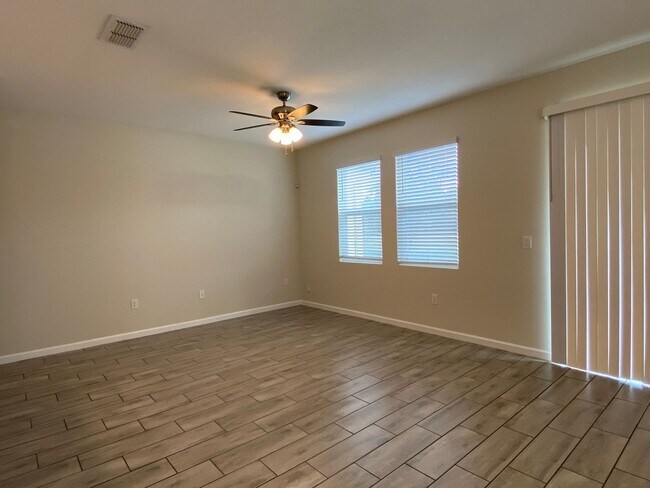 Building Photo - 3BD/2.5BA Townhome in Econ Trails Near Valencia East!