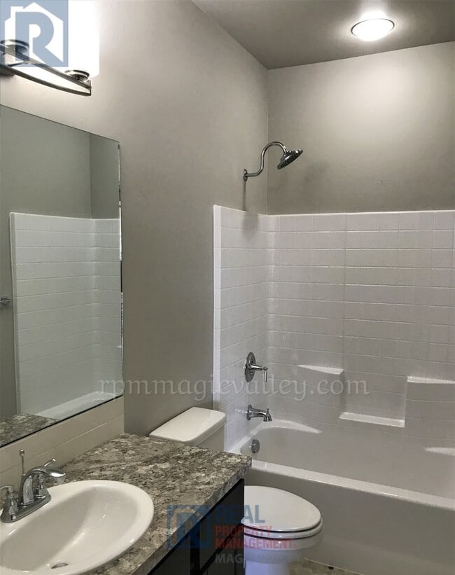 Building Photo - Beautiful 3 bedroom, 2 bath Available 7/8/...