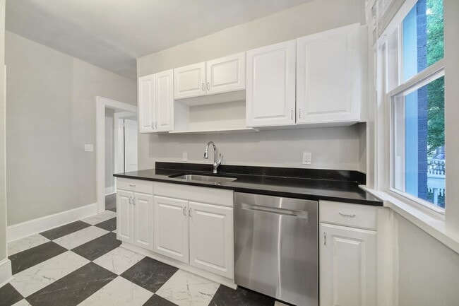 Building Photo - Newly Renovated 1 Bed 1 Bath Condo Near Uptown Charlotte!
