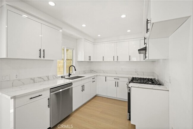 Building Photo - 7010 Lennox Ave