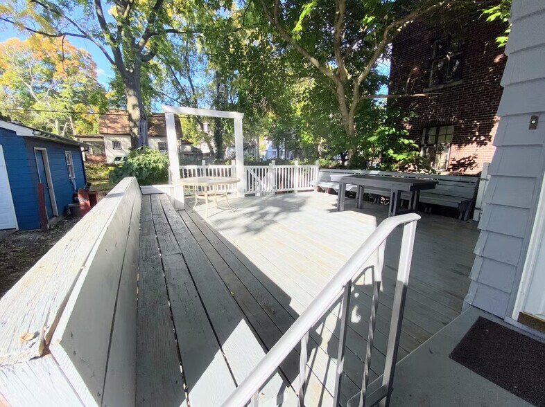 Building Photo - 622 W Healey St