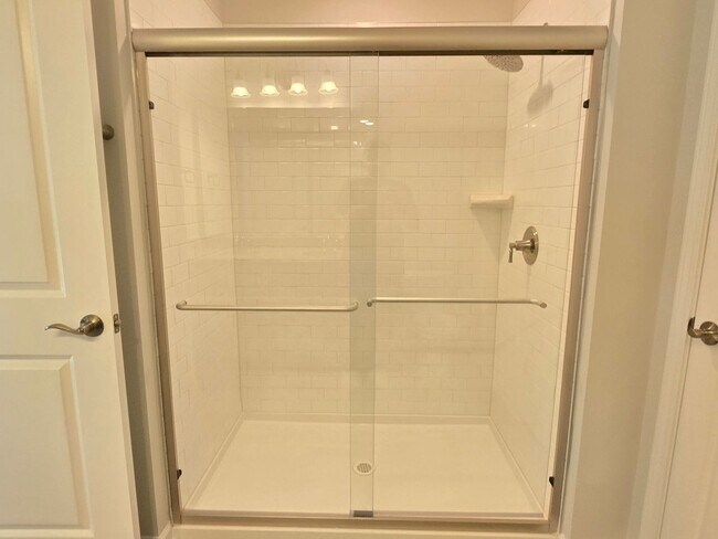 Building Photo - Approx 2700sqft, 5 bed / 3 bath featuring ...