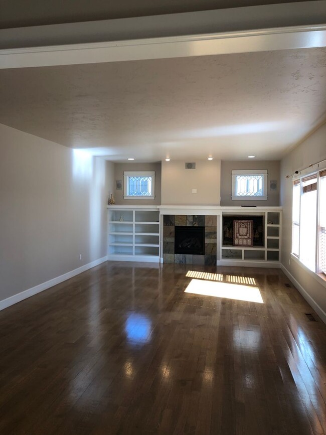 Building Photo - 4 Bedroom / 2.5 Bathroom Home in SE Bend