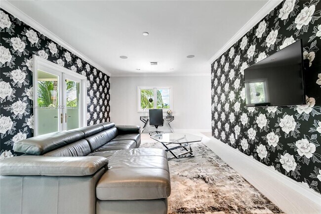 Building Photo - 709 Idlewyld Dr