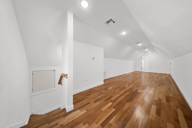 Building Photo - 319 William St