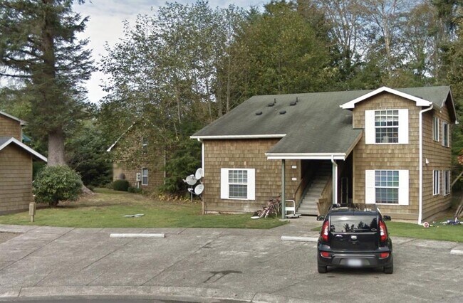 Building Photo - 1121 Spruce Ct