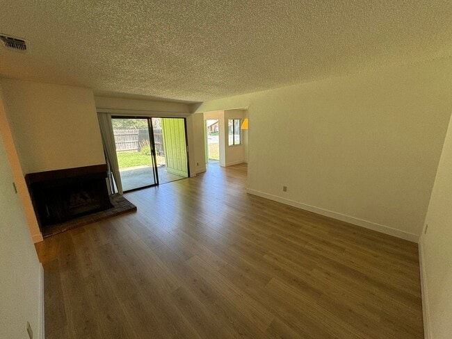 Building Photo - 3 bedroom 2 bathroom | House in Tahoe Park