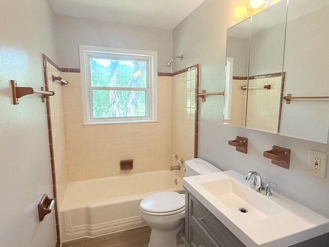 Building Photo - 3 Bed/1.5 Bath Home - Backyard Pond