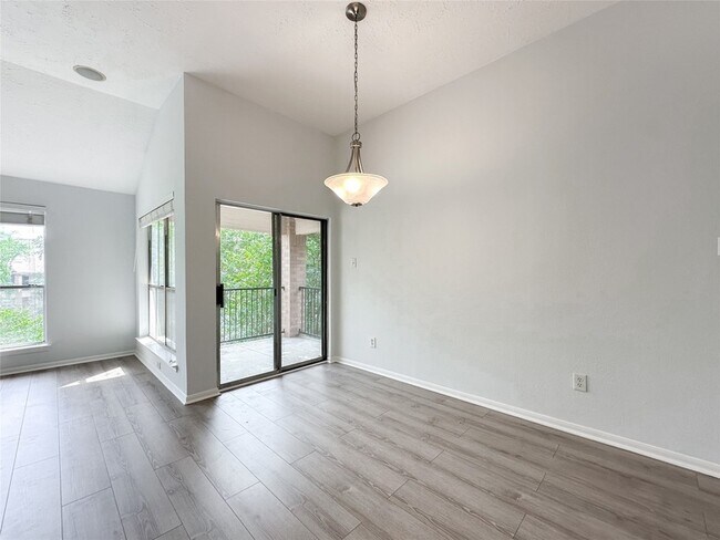 Building Photo - 8051 Bay Branch Dr