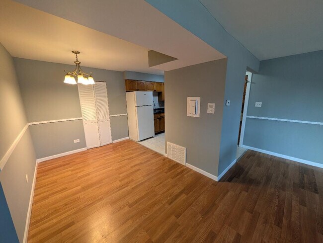 Building Photo - 5858 W 87th St