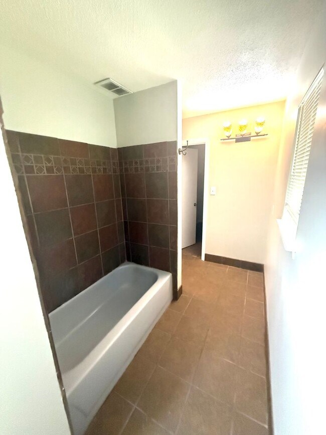 Building Photo - **3 Bed 2 Bath located off Wares Ferry Road** Call our self showing number to schedule a tour 334...