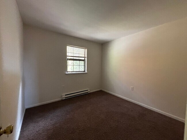 Building Photo - 3BR Townhome with garage! This house will ...