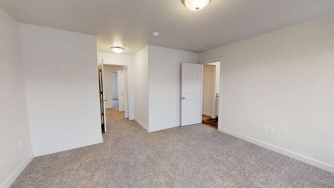 Building Photo - LUXURY TOWNHOME IN OREM!!!