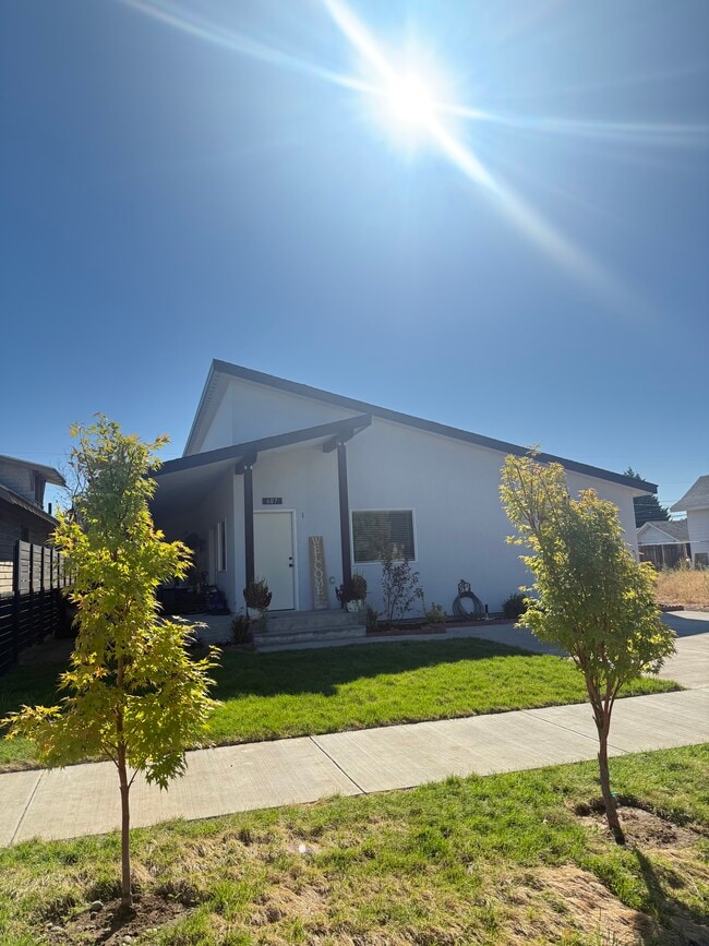 Building Photo - 607 Pleasant Ave