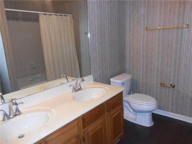 Building Photo - 1135 Country Club Pl