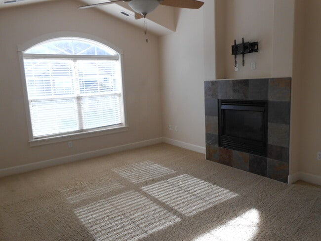 Building Photo - 1056 NE Parkview Ct