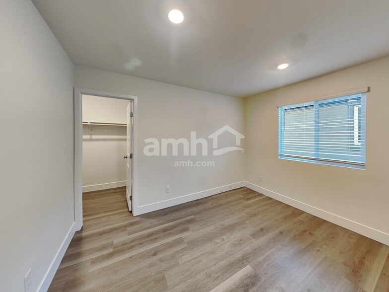 Building Photo - 8911 Dwarf Chin Ave