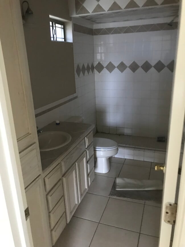 Building Photo - 6708 Tenaza Dr