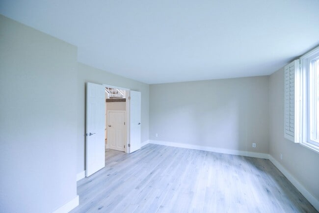 Building Photo - Fully Remodeled unit in the beautiful gate...