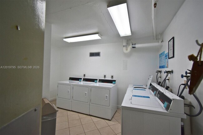 Building Photo - 1100 St Charles Pl