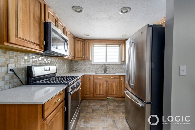 Building Photo - Stunning Home In Excellent Location!