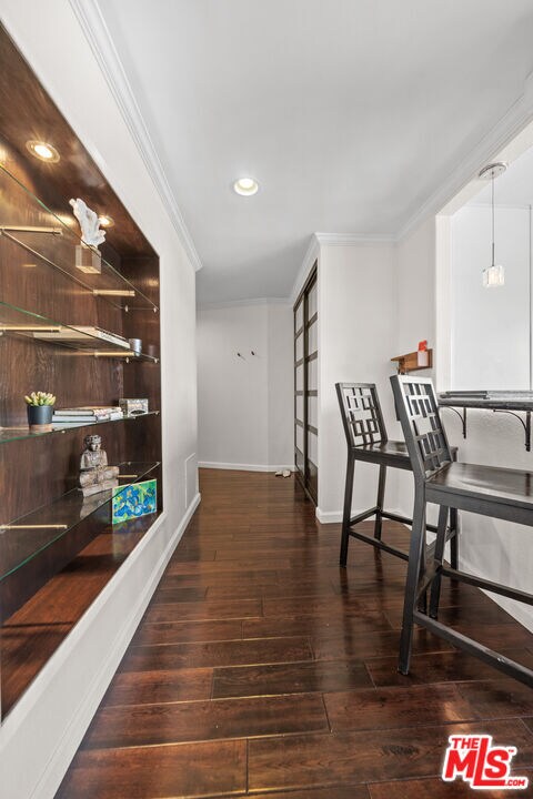 Building Photo - 8400 De Longpre Ave