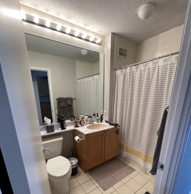 Building Photo - 400 N La Salle Dr
