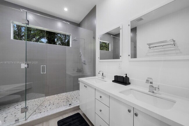 Building Photo - 5720 SW 24th St