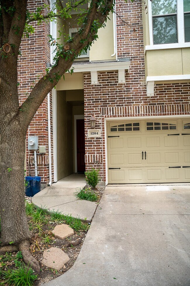 Building Photo - 1204 Lake Pointe Way