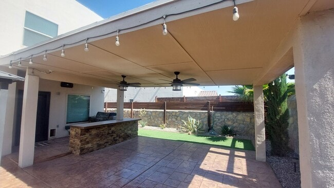 Building Photo - Backyard Oasis!!!  Beautiful 4 bedroom 2.5 bathroom 2 story home on corner lot!