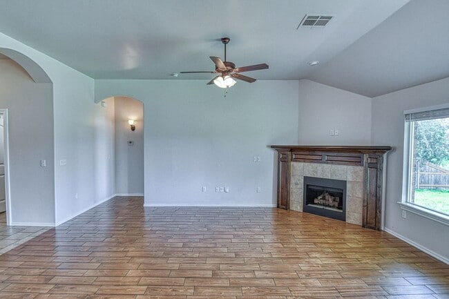 Building Photo - Newly Remodeled Three Bedroom with a Water...