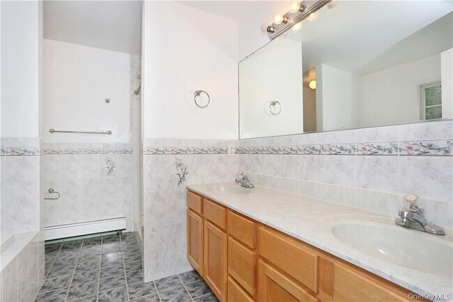 Building Photo - 80 Old Quaker Hill Rd