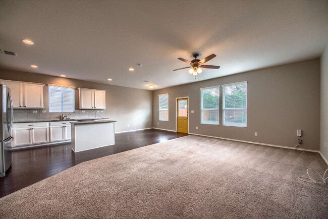 Building Photo - BEAUTIFUL HOME OFFERING 50% OFF 1ST MONTH'S RENT!!