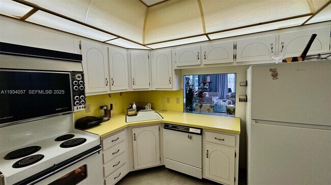 Building Photo - 1865 S Ocean Dr