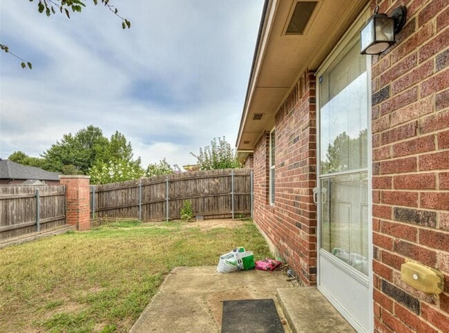 Building Photo - * * * $250 Move-in Special * * * Charming 3 Bedroom Home in Yukon with Modern Updates! * * * $250...