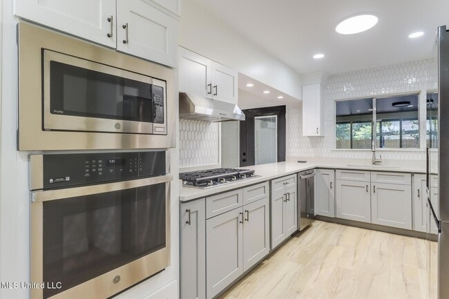 Building Photo - 175 St Charles Ave