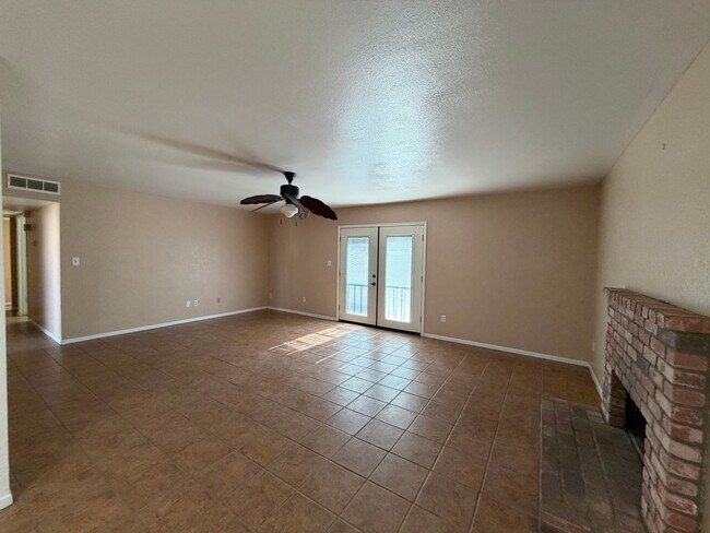 Building Photo - Wow Check out this 3 BD 2 BA SW Charmer near White Ln & Akers Road