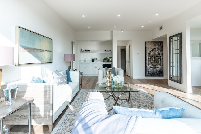 Building Photo - 828 S Bedford St