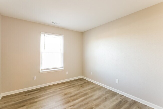 Building Photo - 450 Lake Shore Ct