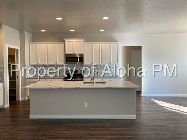 Building Photo - 6142 N Silver Spruce Ave