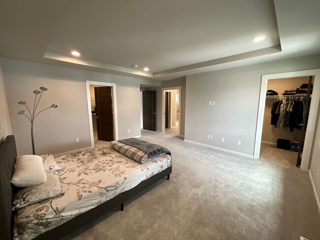 Building Photo - Stunning Black Diamond home-Ten Trails (Pinewood Plan) - Available Early to Mid June