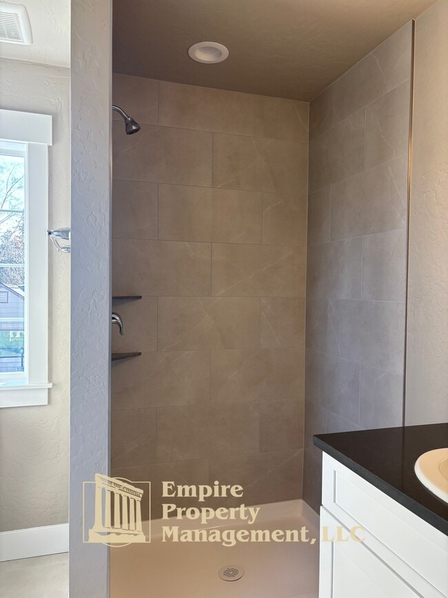 Building Photo - 1656 Irvine St