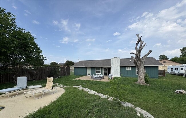 Building Photo - 3520 Roanoke Dr