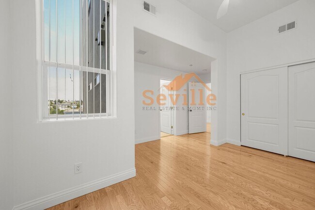 Building Photo - Renovated 2BD/2BA Condo Near Lake Merritt — Private Balcony & In-Unit Laundry