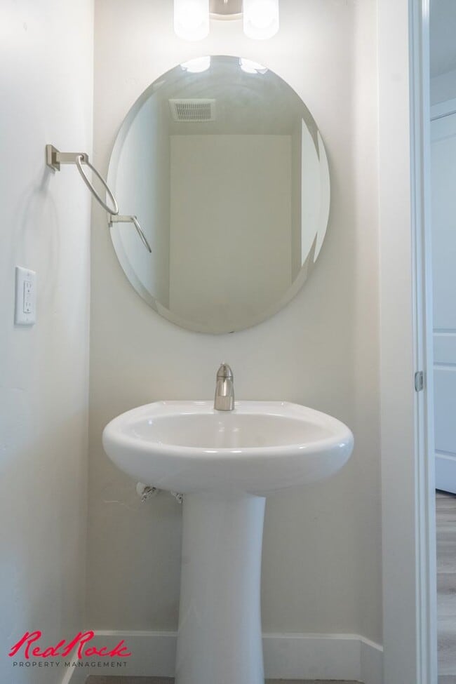Building Photo - Hurricane Valley 3 Bedroom Townhome
